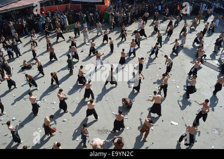 Quetta. 4. November 2014. Pakistanische schiitische Muslime besuchen eine Muharram Prozession anlässlich des Ashura-Tag im Südwesten Pakistans Quetta am 4. November 2014. Schiitische Muslime markieren Ashura, der zehnte Tag des Heiligen Monats Muharram, um die Schlacht von Kerbela Gedenken als Imam Hussein, ein Enkel des Propheten Muhammad, getötet wurde. Bildnachweis: Irfan/Xinhua/Alamy Live-Nachrichten Stockfoto