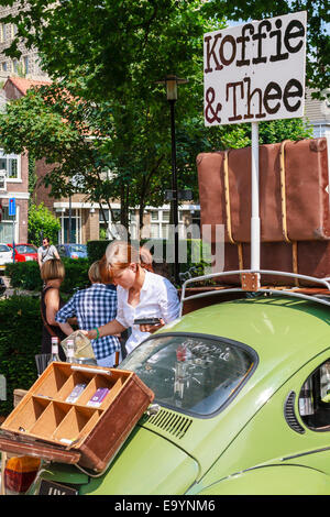 Strömenden Kaffee, Getränke aus einem Auto im Sommer Swan Markt in Dordrecht. Stockfoto