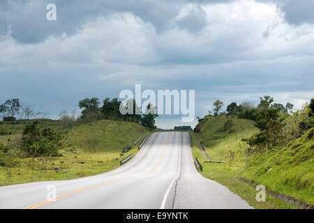 Dominikanische Republik, Osten, Autopista del Nordeste von nagua / Santo Domingo durch den Nationalpark Los Haitises Stockfoto
