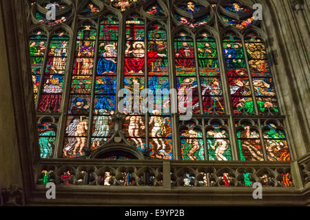 Aufkleber Fenster Transparenz im Inneren der Kathedrale von St. Vitus in Prag, eine Kirche mit dunklen gotischen Türme bewacht Wasserspeier: die Stockfoto