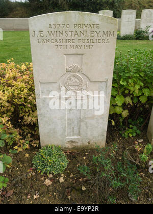 Grabstein von militärische Medaille Halter Cabaret Rouge britische ersten Weltkrieg Friedhof Souchez Frankreich EU Stockfoto