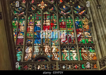 Aufkleber Fenster Transparenz im Inneren der Kathedrale von St. Vitus in Prag, eine Kirche mit dunklen gotischen Türme bewacht Wasserspeier: die Stockfoto