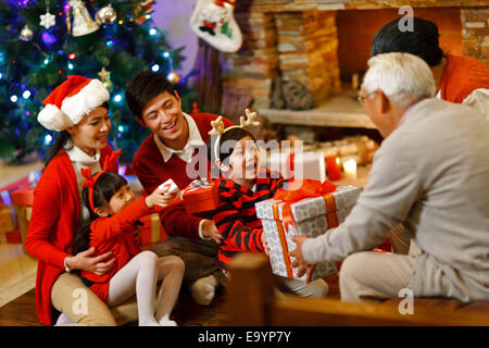 Familie an Weihnachten Stockfoto