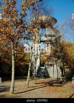 Belvedère des Avaloirs konstruktive de 1994 Offre Une Vue Panoramique Sur 360° au Visiteur Dans le Mont des Avaloirs de Normandie. Stockfoto