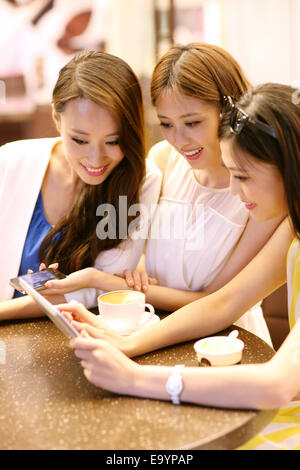 Junge Frauen, die mit dem Ipad Stockfoto