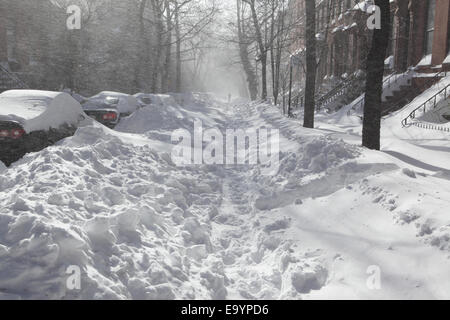 Ein Mann zu Fuß hinauf eine Straße nach einem schweren Wintersturm in Brooklyn New York mit Schnee blockiert Stockfoto