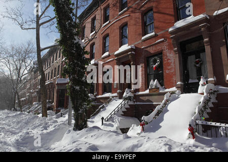 Brooklyn Heights Straße blockiert mit Schnee nach einem schweren Wintersturm in Brooklyn New York Stockfoto