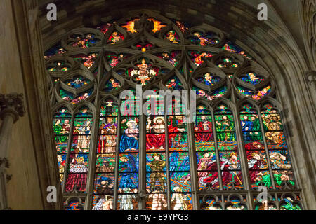 Aufkleber Fenster Transparenz im Inneren der Kathedrale von St. Vitus in Prag, eine Kirche mit dunklen gotischen Türme bewacht Wasserspeier: die Stockfoto