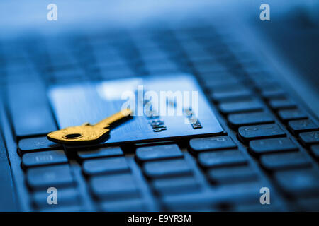 Sichere Kreditkarte für Online-Zahlung. Schlüssel als Symbol für Sicherheit. Stockfoto