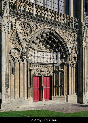 die West-Tür von Bayeux Kathedrale (Cathédrale Notre-Dame de Bayeux) zeigt komplizierte Mauerwerk und schnitzen Stockfoto