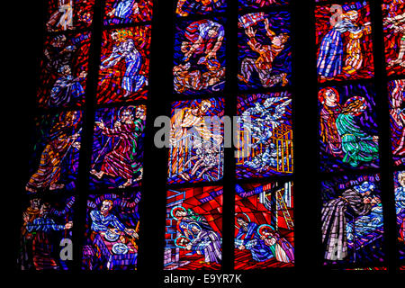 Aufkleber Fenster Transparenz im Inneren der Kathedrale von St. Vitus in Prag, eine Kirche mit dunklen gotischen Türme bewacht Wasserspeier: die Stockfoto