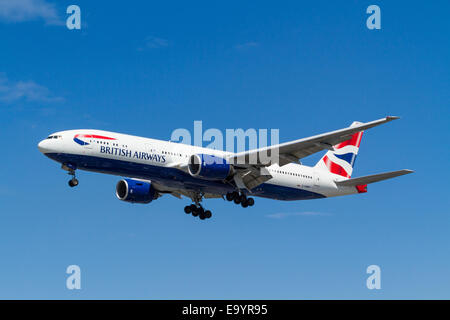 British Airways Boeing 777 Flug-, G-YMMP, auf seinen Ansatz für die Landung in London Heathrow, England, Großbritannien Stockfoto