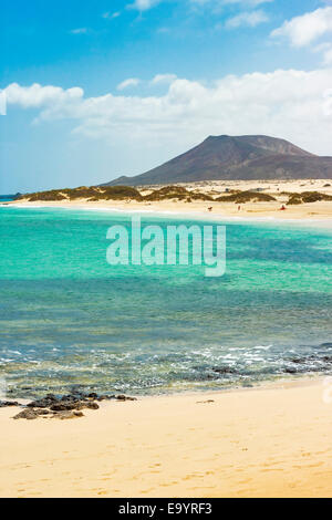 NE schöne Küste Strand mit Vulkankegel, südlich von diesem Ferienort; Corralejo, Fuerteventura, Kanarische Inseln, Spanien Stockfoto