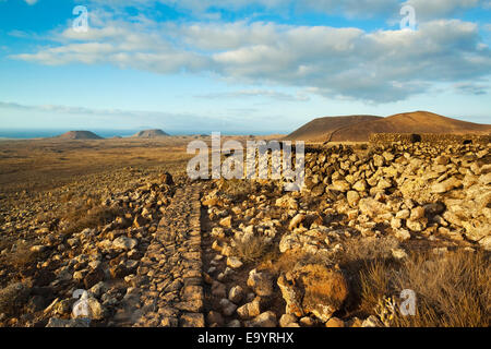 Blick vom Calderon Honda Krater Lava Felsen Ruinen & Vulkankegel des Nordens; Lajares, Fuerteventura, Kanarische Inseln, Spanien Stockfoto