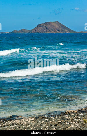 Lobos Insel - Naturschutzgebiet & La Caldera Vulkan - nördlich dieses Resort; Corralejo, Fuerteventura, Kanarische Inseln, Spanien Stockfoto