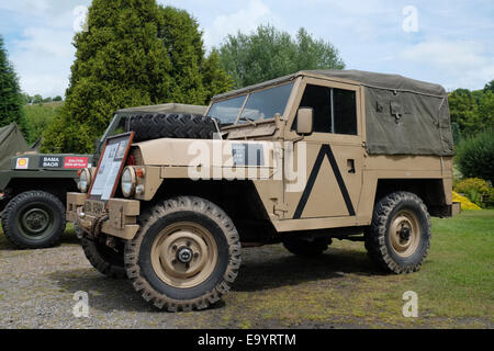 Ein 1980 Landrover Serie III-Leichtgewicht in British Army Farben. Stockfoto