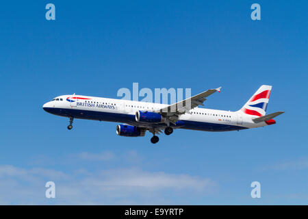 British Airways Airbus A321 Flugzeug, G-EUXJ, auf seinen Ansatz für die Landung in London Heathrow, England, Großbritannien Stockfoto