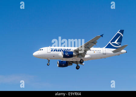 Tarom Airbus A318 Flugzeug, YR-ASA, genannt Aurel Vlaicu, auf seinen Ansatz für die Landung in London Heathrow, England, Großbritannien Stockfoto