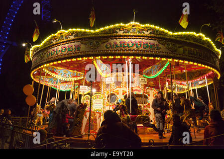 Karussell auf der Uferpromenade nach Einbruch der Dunkelheit, South Bank, London Stockfoto