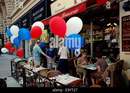 NYC: Französisch Braten Cafe am Broadway an der Weststraße 85. markiert Nationalfeiertag mit Displays von roten, weißen und blauen Luftballons Stockfoto
