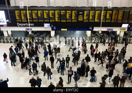 Passagiere und Abfahrtstafeln auf dem Zusammentreffen an der Waterloo Station, London Stockfoto