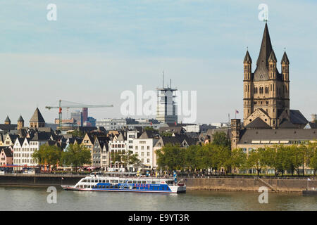 Groß St. Martinskirche (Brutto Sankt Martin) & Tourenboot vertäut am Rhein an der Frankenwerft; Köln, Deutschland Stockfoto