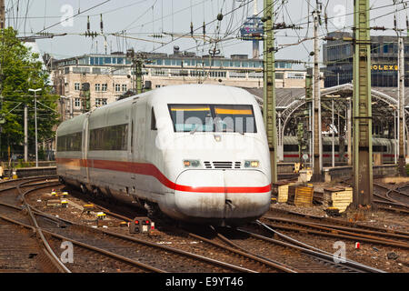 ICE-ICE elektrischer Zug verlässt Köln Hauptbanhof (Bahnhof) im Zentrum Stadt; Köln, Deutschland Stockfoto