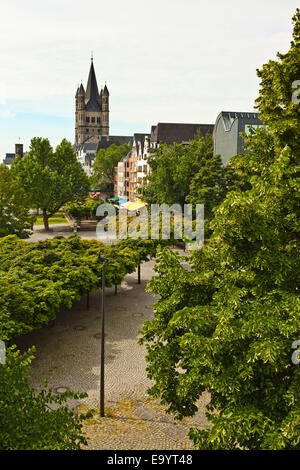 Blick entlang der Amleystapel in Richtung große St. Martin Kirche (Brutto Sankt Martin) durch den Rhein; Köln, Deutschland Stockfoto