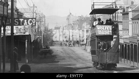 Elizabeth St blickte Melville St. Shows Straßenbahn Werbung Wolfe Schnaps. Zeigt Filiale der Bank of Australasia & Gaylor Juwelier (c1920) Elizabeth St blickte Melville St zeigt Straßenbahn Werbung Wolfes 11229407633 o Stockfoto