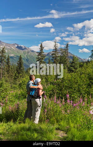 Paar Wandern und die Aussicht genießen, Kenai Mountains in der Rückseite geschliffen, Moose Pass, Kenai Penninsula, Yunan Alaska, USA. Stockfoto