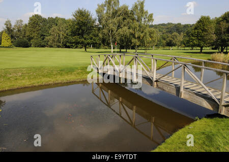 Blick über den Teich mit Steg zum 6. Green East Course Sundridge Park Golf Club Bromley Kent England Stockfoto