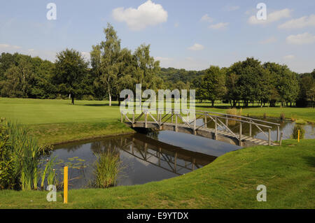 Blick über den Teich mit Steg zum 6. Green East Course Sundridge Park Golf Club Bromley Kent England Stockfoto