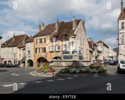 Dekorative Brunnen in Arbois Stadtzentrum Kreisverkehr Jura Ost Frankreich EU Stockfoto