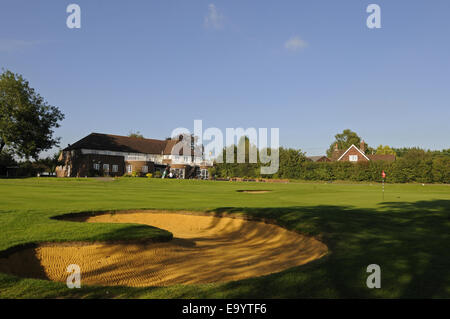 Blick über Bunker und dem 18. Grün und das Clubhaus Wrotham Heath Golf Club Sevenoaks Kent England Stockfoto