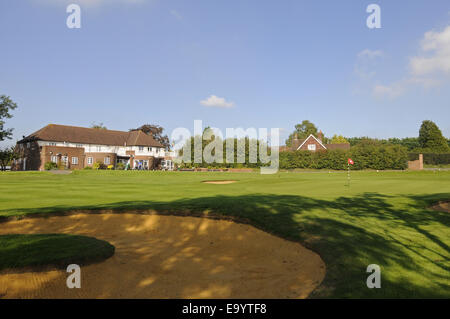 Blick über Bunker für das 18. Grün und das Clubhaus Wrotham Heath Golf Club Sevenoaks Kent England Stockfoto
