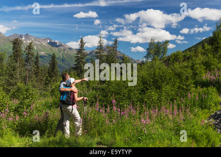 Paar Wandern und die Aussicht genießen, Kenai Mountains in der Rückseite geschliffen, Moose Pass, Kenai Penninsula, Yunan Alaska, USA. Stockfoto