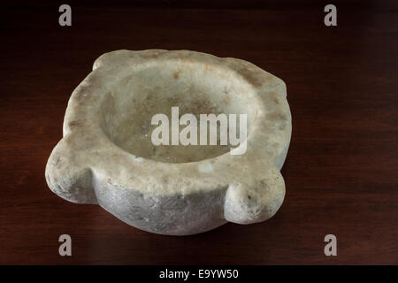 Antiken Marmor Mörser auf einem Holztisch Stockfoto