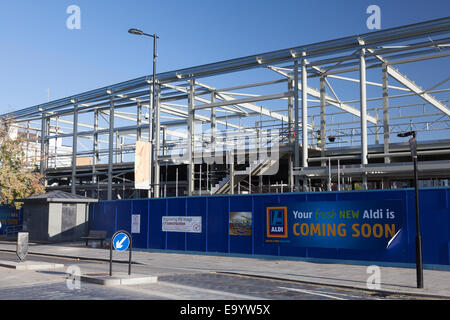 Aldi Speicher gebaut auf dem Gelände des ehemaligen Red Lion Hotel, Coulsdon, Surrey Stockfoto