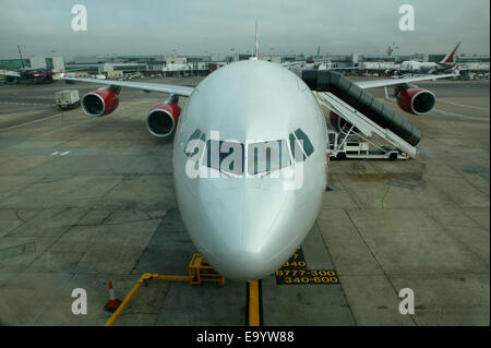 Weiße Flugzeug auf der Plattform Vorderansicht Stockfoto