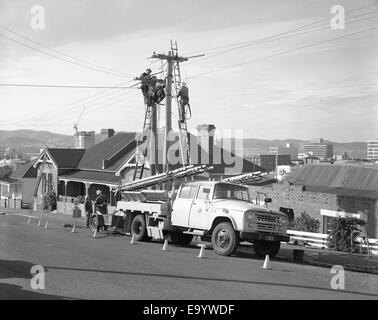 Hydro Electric Kommission (H.E.C.) Linemen Pflege Dienstleistungen im Elektrobereich, Ecke Bathurst und Barrack Straßen (1969) Hydro Electric Kommission (HEC) Linemen Pflege Dienstleistungen im Elektrobereich, Ecke Bathurst 14494653005 o Stockfoto