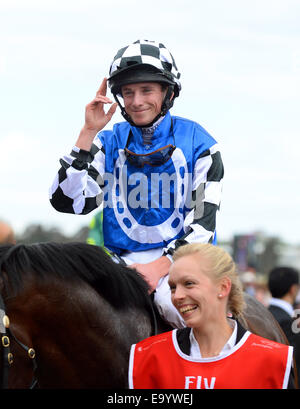 Flemington Racecourse, Melbourne, Australien. 4. November 2014. PROTEKTIONISTISCHE (GER) Jockey Ryan Moore (IRE) nach dem Gewinn der 2014 Emirates Melbourne Cup Kredit: Action Plus Sport/Alamy Live News Stockfoto