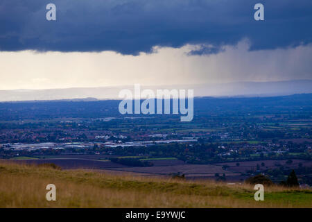 Ein Gewitter nähert sich den höchsten Punkt der Cotswolds im Cleeve Hill aus Cheltenham im Südwesten, Gloucestershire UK Stockfoto