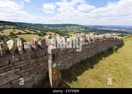 Der Blick von der Cotswold Weise National Trail auf die Cotswold Böschung am Crickley Hill Country Park, Gloucestershire UK Stockfoto