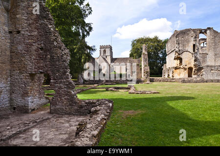 Die malerischen Ruinen der Minster Lovell Halle stehen neben St. Kenelms Kirche, Minster Lovell, Oxfordshire UK Stockfoto