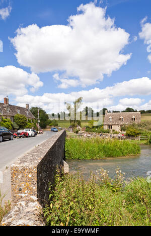 Das Swan Inn am Ufer des River Windrush in der Cotswold-Dorf Swinbrook, Oxfordshire UK Stockfoto