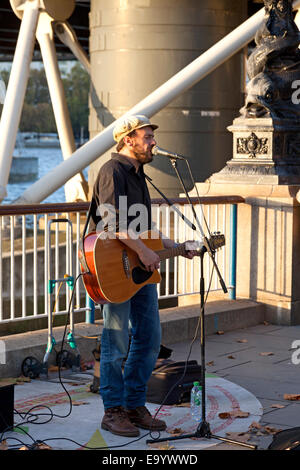 Straßenkünstler auf dem Fluss-Ufer unterhalb Hungerford Bridge, South Bank, London Stockfoto