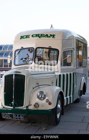 1950er Jahren Morris Commercial van verkaufen Eis, South Bank, London Stockfoto