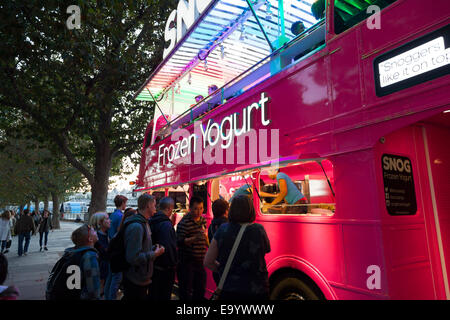 London-Bus auf den Fluss Verkauf knutschen frozen Joghurt, South Bank, London Stockfoto