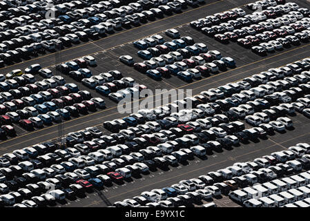 Luftaufnahme von parkenden Autos, warten darauf, verkauft werden, Port Melbourne, Melbourne, Victoria, Australien Stockfoto