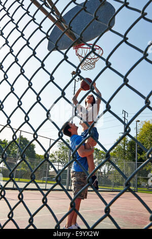 Junges Paar Basketball spielen Stockfoto